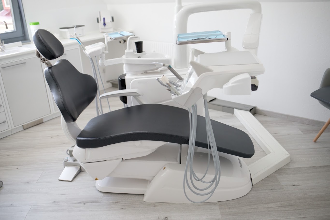 Moderner Behandlungsstuhl im hellen Behandlungszimmer
